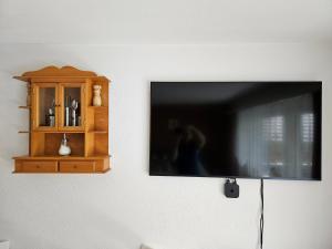 een flatscreen-tv aan een muur bij Apartment Klein Matterhorn - Haus Miranda in Täsch