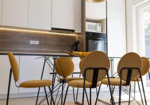 Una cocina o kitchenette en New Modern Apartment in Podstrana With Garden and Jacuzzi