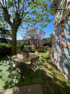 Taman di luar Charmante maison à Vienne avec jardin, prox Lyon