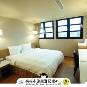 Una cama o camas en una habitación de Kindness Hotel - Kaohsiung Main Station