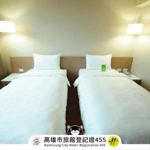 Una cama o camas en una habitación de Kindness Hotel - Kaohsiung Main Station