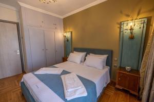 una camera da letto con un letto e due asciugamani di Elysian Bliss by InFox Suites a Salonicco