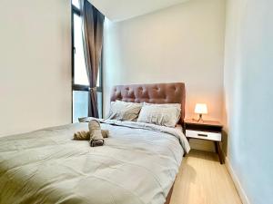 Schlafzimmer mit einem großen Bett und einem Fenster in der Unterkunft Cozy Place 1-8 Pax 3 bedroom Ara Damansara in Petaling Jaya