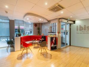 una persona sentada en una mesa en un restaurante en ibis Paris Vanves Parc des Expositions, en Vanves