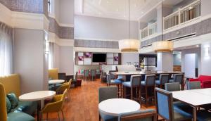 Hampton Inn & Suites-Atlanta Airport North-I-85 tesisinde bir oturma alanı