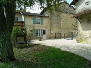 un bâtiment avec une porte devant lui dans l'établissement Gîte des deux petits doudous, à Colombey-les-Deux-Églises