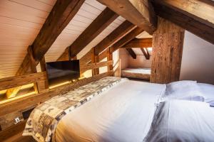 una camera con letto e TV a parete di Hotel Pilier D'Angle & Wellness a Courmayeur