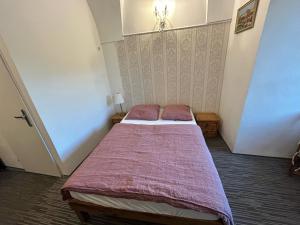 een slaapkamer met 2 bedden in een kamer bij Rezidence Napoleon in Loket