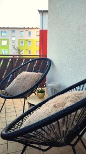 - deux chaises avec un oreiller assise sur un balcon dans l'établissement Bright, Modern and Spacious - Apartment "Lola" Family & Workplace, à Giessen