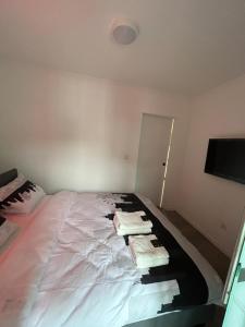 um quarto com uma cama com toalhas em Appartement de Luxe en Plein Centre de la Ville! em Liège