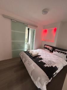 um quarto com uma cama grande e luz vermelha em Appartement de Luxe en Plein Centre de la Ville! em Liège