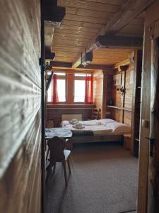 a bedroom with a bed and a table in a room at Krynicka Koliba na Jaworzynie Krynickiej in Krynica Zdrój