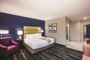 Giường trong phòng chung tại La Quinta Inn & Suites Port Allen La