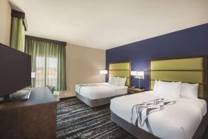 Giường trong phòng chung tại La Quinta Inn & Suites Port Allen La