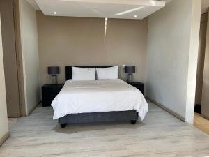 A bed or beds in a room at The Franklin Luxury Apartments