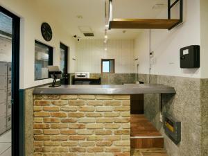 Una cocina o kitchenette en Akasaka Guesthouse HIVE