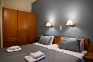 - une chambre avec un lit et 2 serviettes dans l'établissement Akatos Hotel, à Agia Marina