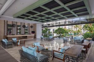 een lobby van een hotel met tafels en stoelen bij Sanur Resort Watujimbar in Sanur