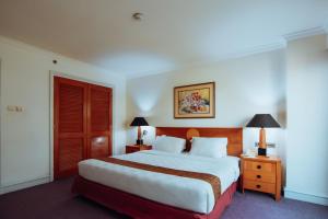 Katil atau katil-katil dalam bilik di Surabaya Suites Hotel Powered by Archipelago