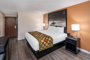 Cama ou camas em um quarto em Super 8 by Wyndham Cheyenne WY