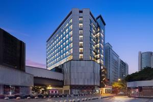 un edificio alto con finestre su una strada cittadina di Hilton Garden Inn Chengdu Chunxi Road Center a Chengdu