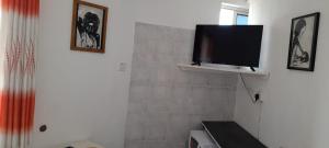 bagno con TV a schermo piatto a parete di Comfortable Studio-Royal Palms D4-Mtwapa a Mtwapa