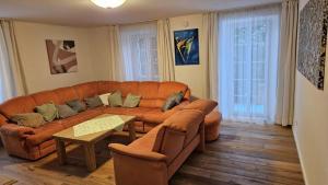 een woonkamer met een bank en een tafel bij Ferienhaus am Donauspitz in Kelheim