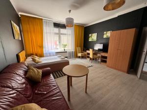 - un salon avec un canapé et une table dans l'établissement Apartamenty Stary Rynek 18, à Łomża