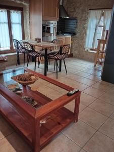 - un salon avec une table et des chaises dans l'établissement Niko's Stone Guest House, à Plitra