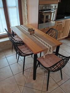 - une table avec un clavier dans la cuisine dans l'établissement Niko's Stone Guest House, à Plitra