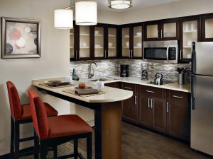 A cozinha ou cozinha compacta de Staybridge Suites Dearborn, an IHG Hotel