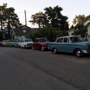 uma fila de carros estacionados ao lado de uma rua em Hotel Veagles em Narva-Jõesuu