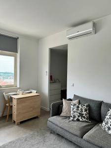 - un salon avec un canapé et une table dans l'établissement WORK&STAY - Apartamento no centro de Coimbra, à Coimbra