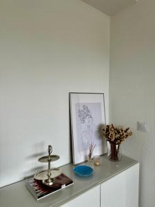 une table avec une plaque et une photo dans l'établissement WORK&STAY - Apartamento no centro de Coimbra, à Coimbra