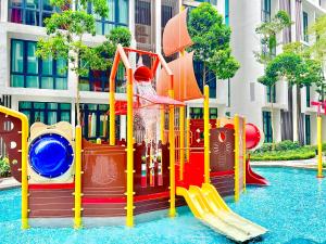 einen Spielplatz inmitten eines Wasserparks in der Unterkunft Cozy Place 1-8 Pax 3 bedroom Ara Damansara in Petaling Jaya