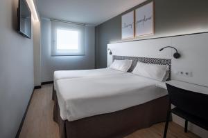 Ліжко або ліжка в номері Hotel Bed4U Pamplona