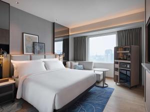 Tempat tidur dalam kamar di Mövenpick Hotel Jakarta City Centre