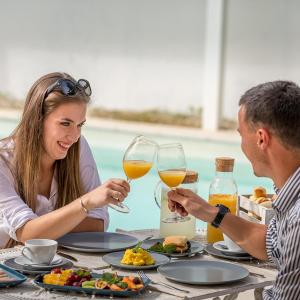 een man en vrouw aan een tafel met wijnglazen bij Casa do Carril - Private Pool - Douro Valley in Peso da Régua