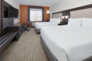 Holiday Inn Express & Suites Dallas - Duncanville, an IHG Hotel電視和／或娛樂中心