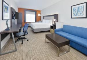 Holiday Inn Express & Suites Dallas - Duncanville, an IHG Hotel房間的床