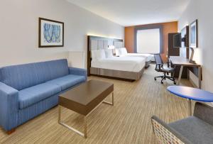 Holiday Inn Express & Suites Dallas - Duncanville, an IHG Hotel房間的床