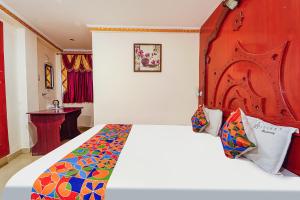 FabHotel Roshan Residency - Nr Kurinji Andavar Temple tesisinde bir odada yatak veya yataklar