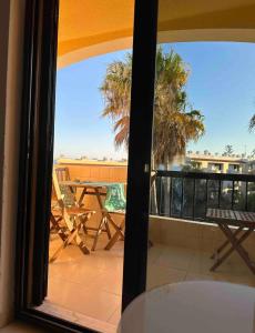 vista su un balcone con tavolo e sedie di Sea View, Beach 3 minutes ad Albufeira