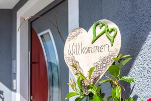 um sinal de coração na lateral de um edifício em Landhaus Hochkönig em Mühlbach am Hochkönig