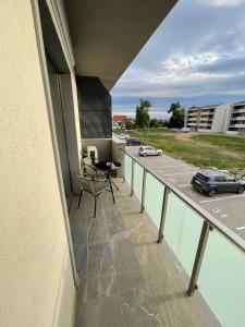 balkon z widokiem na parking w obiekcie Apartament R&R w mieście Giroc