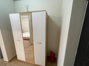 lustro w rogu pokoju w obiekcie Apartament R&R w mieście Giroc