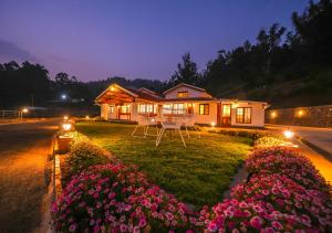 En trädgård utanför Lauriston Ooty Town Heritage Bungalow by VOYE HOMES