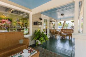 een winkel met stoelen en een tafel in een kamer bij Key West Villas in Key West