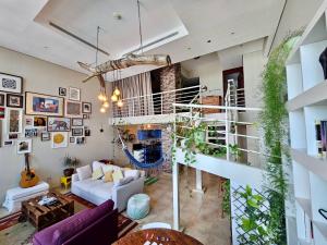 אזור ישיבה ב-Urban Oasis Stylish Loft Abundant Natural Light