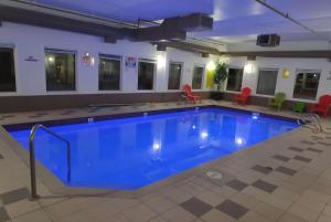 A piscina localizada em Super 8 by Wyndham Hinton ou nos arredores